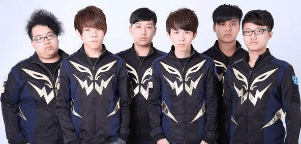 乔治娜点赞安东内拉庆祝梅西夺冠帖子，引发球迷热议（乔治娜点赞安东内拉庆祝梅西夺冠发文，球迷热议不断）